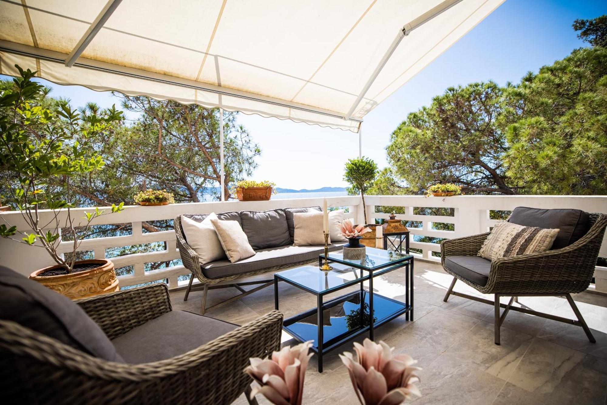 Center - Directly On The Sea *